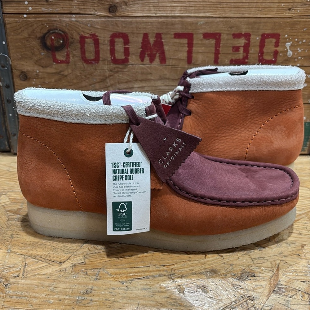 Brand new unworn discontinued Clarks orange combo. Comes with 2nd set of laces.
